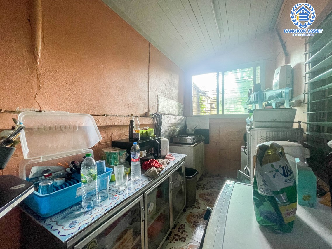 *****ทาวน์เฮ้าส์มือสอง นนทบุรี ม.ร่มโพธิ์ รัตนาธิเบศร์ หลังมุม! เนื้อที่กว้าง 23.90 ตร.ว. ภายในสภาพดี พร้อมเข้าอยู่ โครงการเงียบสงบมีความเป็นส่วนตัว ฟังก์ชัน 2 ห้องนอน 2 ห้องน้ำ จอดรถได้ 1 คัน บ้านพร้อมอยู่ ตั้งบนทำเลเดินทางสะดวก เชื่อมต่อถนนกาญจนาภิเษก, ถนนรัตนาธิเบศร์ ใกล้รถไฟฟ้าสายสีม่วง "สถานีบางพลู" และจุดขึ้นทางด่วน "กาญจนาภิเษก"